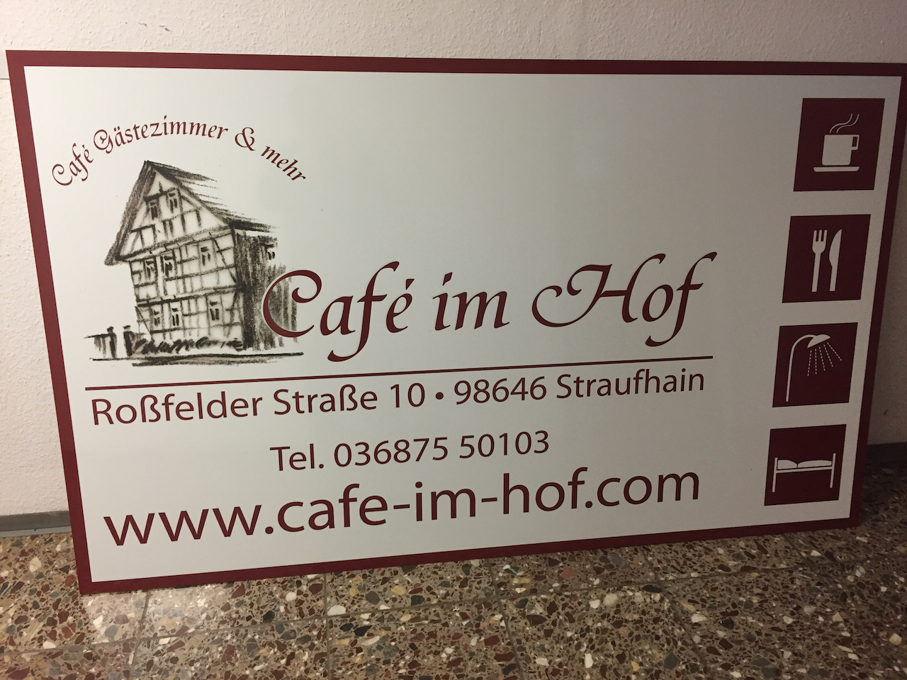 Bedrucktes Firmenschild „Café im Hof“