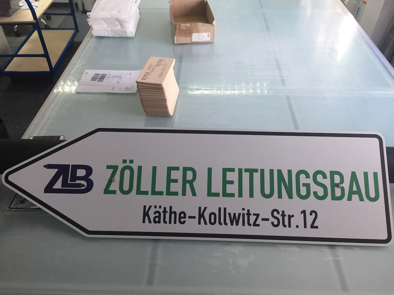 Pfeil-Wegweiserschild für Zöller Leitungsbau auf dem Werkstatttisch