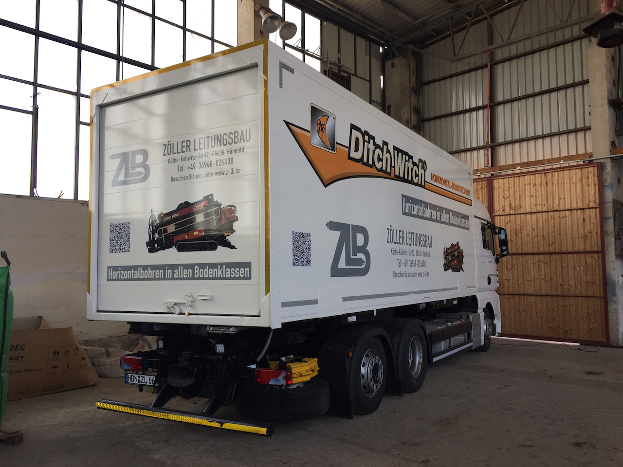 Beschrifteter LKW-Aufbau in der Halle